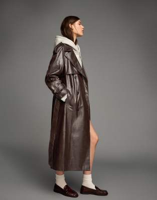 Bershka - Trenchcoat aus Kunstleder in Braun-Brown