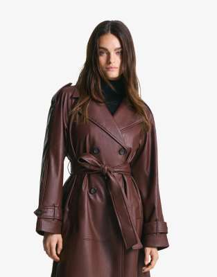 Bershka - Trenchcoat aus Kunstleder in Rot