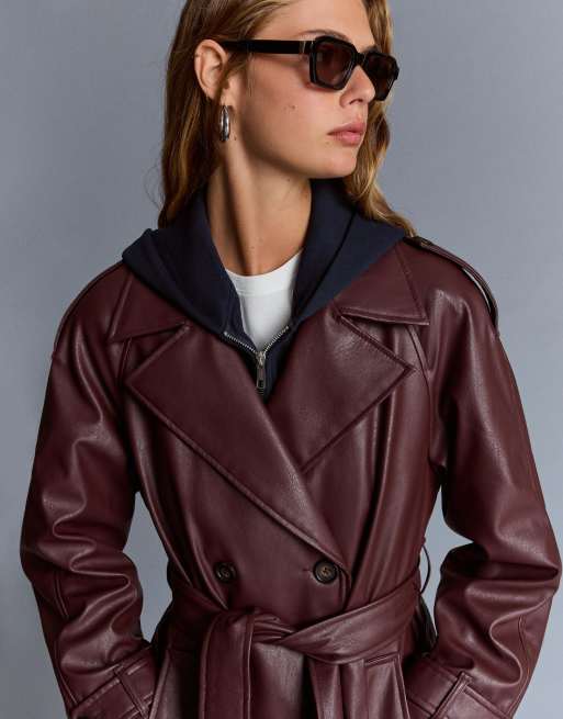 Bershka – Trenchcoat aus Kunstleder in Rot ASOS