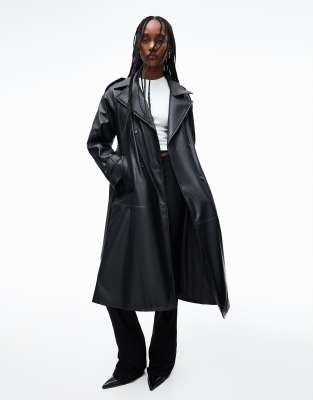 Bershka - Trenchcoat aus Kunstleder in Schwarz