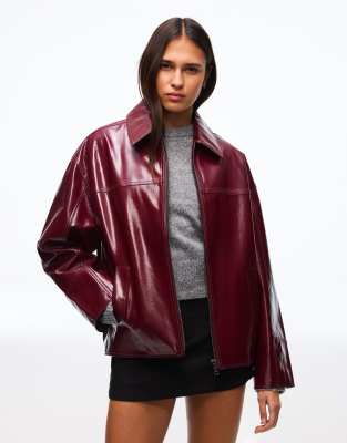 Bershka - Trucker-Jacke aus Kunstleder in Rot