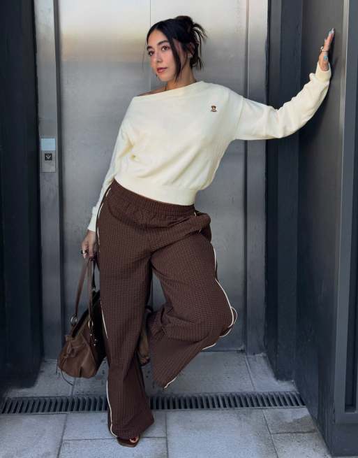 Bershka - Trui met boothals trui en geborduurd logo in ecru, 2 van 5