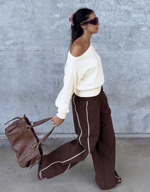 Bershka - Trui met boothals trui en geborduurd logo in ecru, 4 van 5