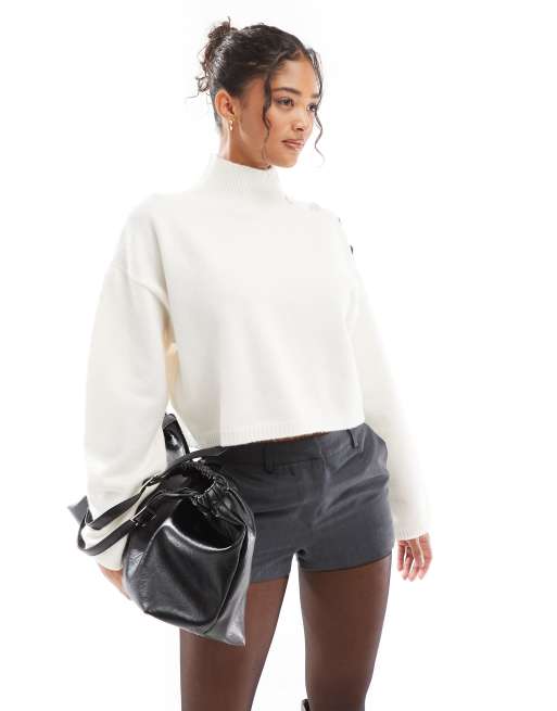 Bershka - Trui met hoge hals en gouden knopen in wit