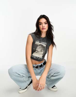 Bershka - Tupac - Knapp geschnittenes T-Shirt in verwaschenem Grau