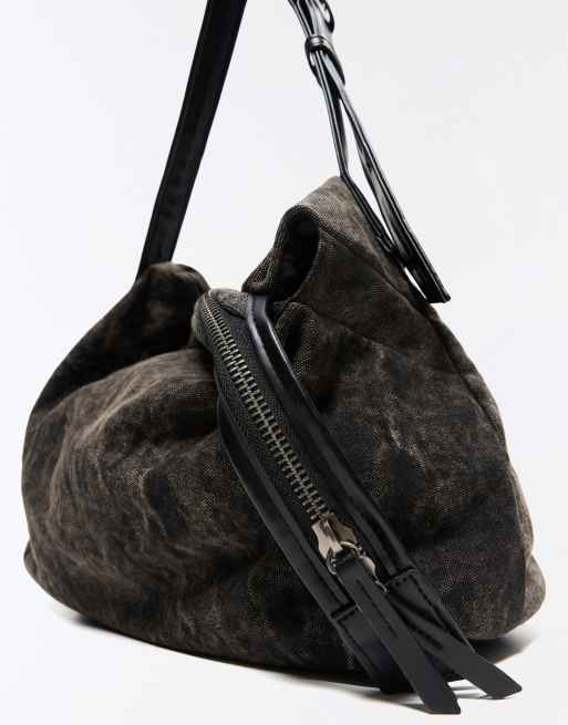 Bershka tvättad crossbody-säckväska i svart, 2 av 5