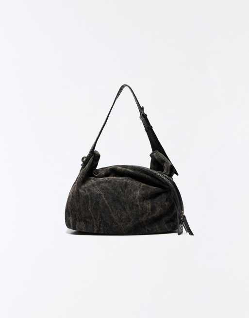 Bershka tvättad crossbody-säckväska i svart, 4 av 5