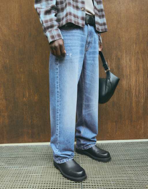 Bershka tvättade jeans med präglad detalj i mellanblå, 4 av 6