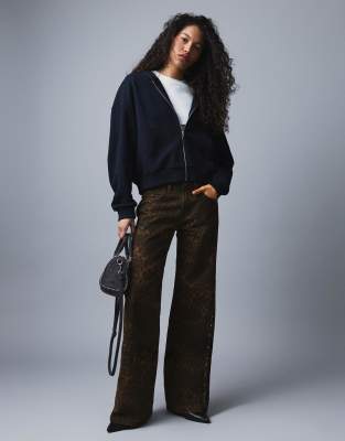 Bershka - Twill-Hose in Braun mit geradem Bein-Brown