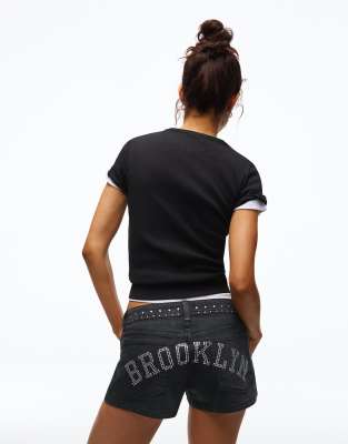 Bershka - Twill-Shorts in Schwarz mit Nietenbesatz