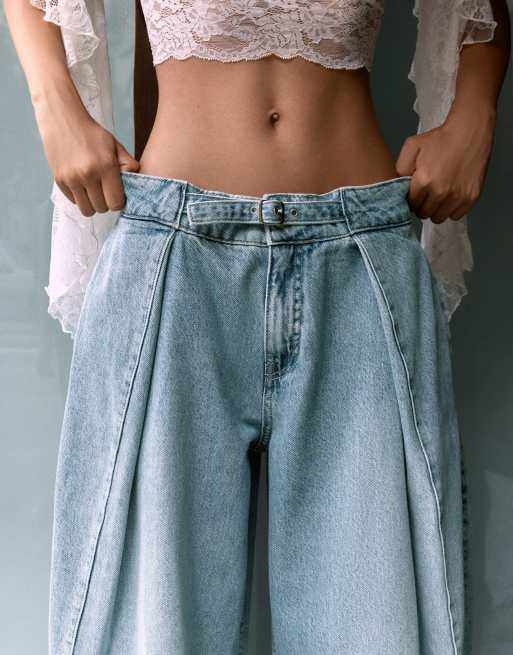 Bershka Twisted pleat jeans in mid blue, 4 of 5