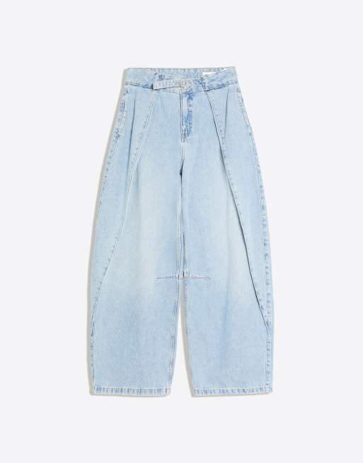 Bershka Twisted pleat jeans in mid blue, 5 of 5