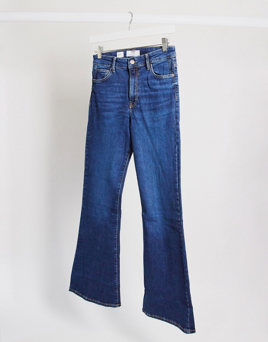 Bershka - Uitlopende jeans in donkerblauw