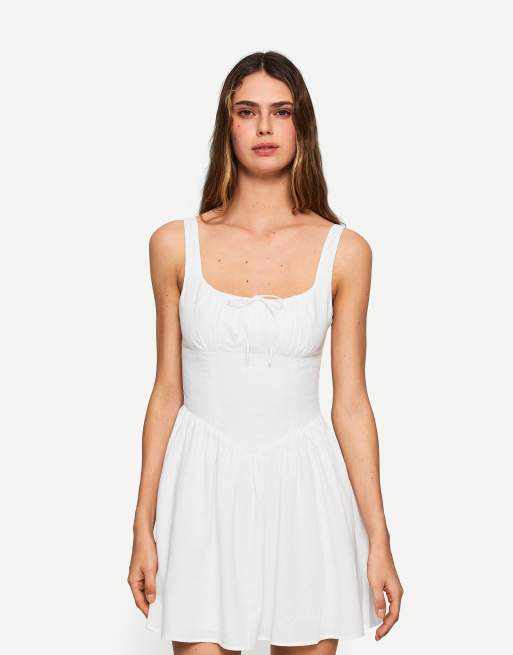 Bershka - Uitlopende mini jurk van linnenmix in wit  