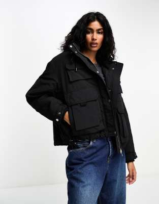 Bershka - Utility-Jeansjacke in Schwarz mit Kapuze-Blau