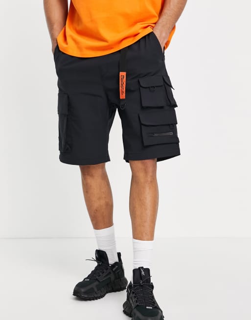 Bershka – Utility-Shorts in Schwarz mit mehreren Cargo-Taschen