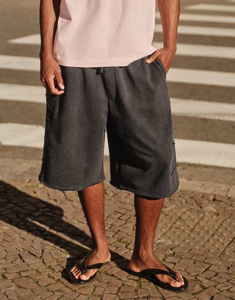 Bershka - Vasket sorte bermudashorts med mærke i fleece - view 1