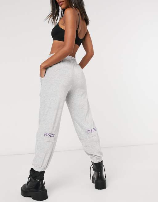 Bershka - Velours joggingbroek met slogan in grijs