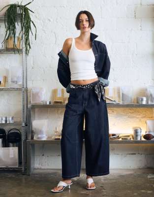 Bershka - Verkürzte Barrel-Jeans in Denimblau