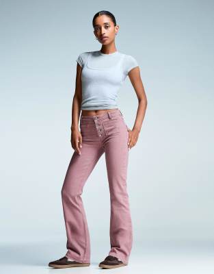 Bershka - Verkürzte Schlagjeans in Rosa