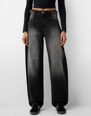 Bershka - Verstellbare Balloon Fit Carpenter-Jeans in Braun