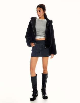 Bershka - Veste à capuche en fausse fourrure - Noir
