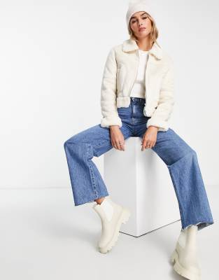 Bershka - Veste courte avec détail en imitation peau de mouton - Crème | ASOS