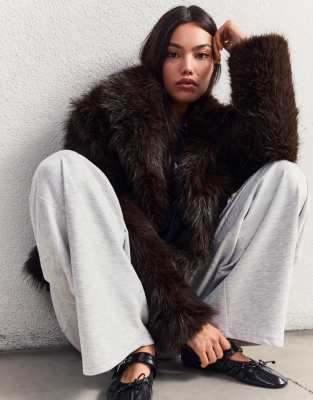 Bershka - Veste en fausse fourrure - Marron-Brown