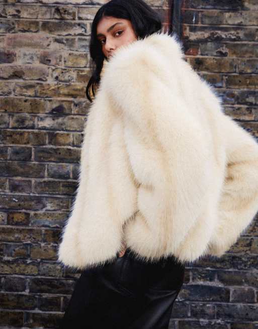 Bershka veste en faux-fur ajustée à épaules rembourrées écru, 3 de 5