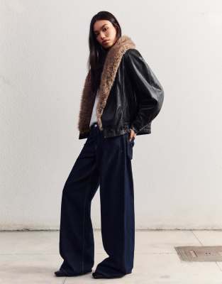 Bershka - Veste en imitation cuir avec col en fausse fourrure - Noir