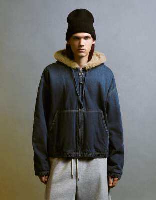 Bershka - Veste en jean à col en fausse fourrure - Bleu-Bleu marine