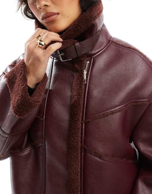 Bershka Veste oversize en imitation peau de mouton Bordeaux ASOS