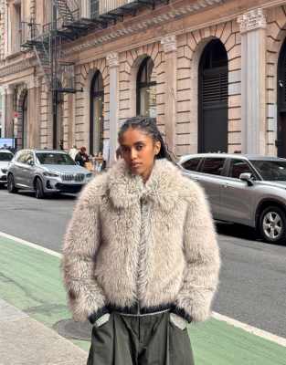 Bershka - Veste zippée en fausse fourrure - Gris clair