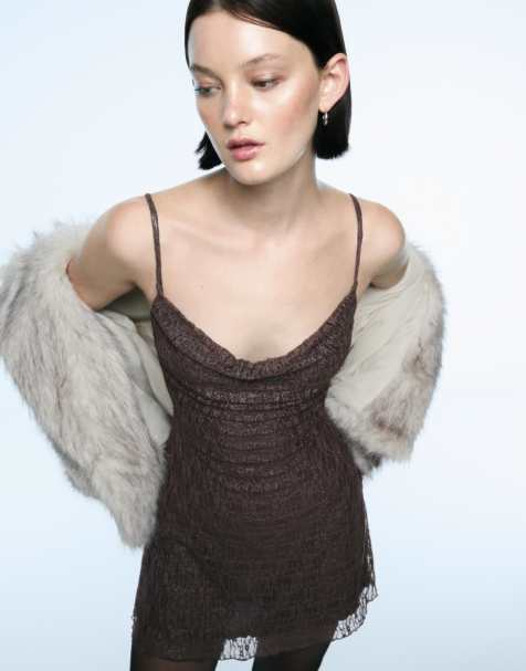 Bershka - Vestito corto con spalline sottili in pizzo marrone - view 1