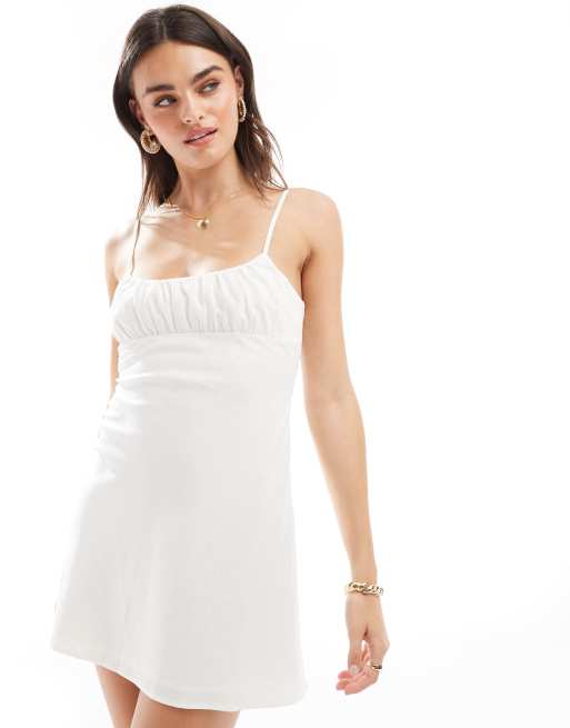 Bershka - Vestito corto in lino bianco con spalline sottili