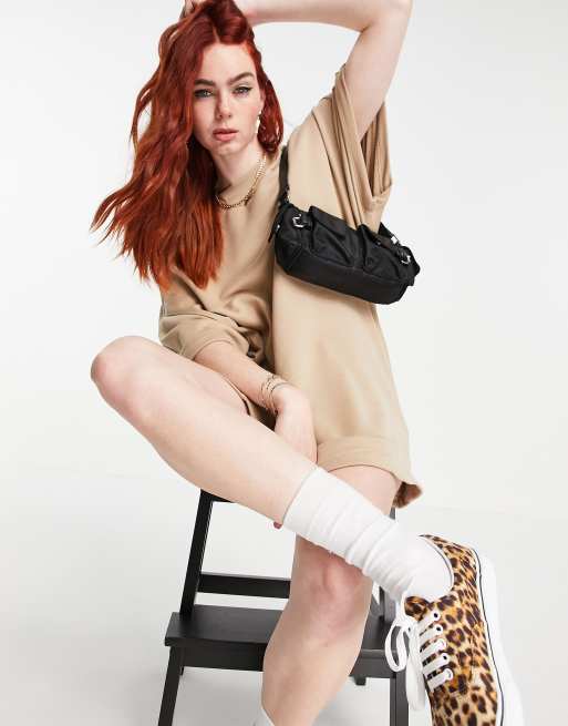 Bershka Vestito felpa oversize a maniche corte color cammello ASOS