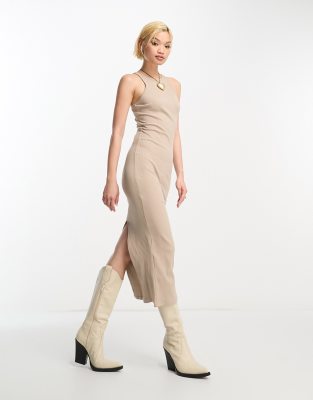 Bershka - Vestito midi fasciante con scollo a vogatore color sabbia a coste