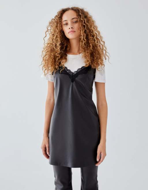 Bershka - Vestito sottoveste in pelle sintetica nera con finiture in pizzo
