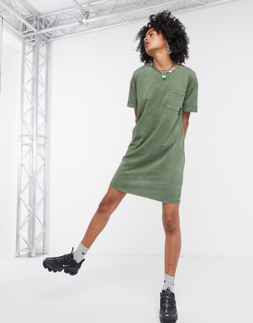 Bershka Vestito T shirt lavaggio acido kaki con scritta ASOS