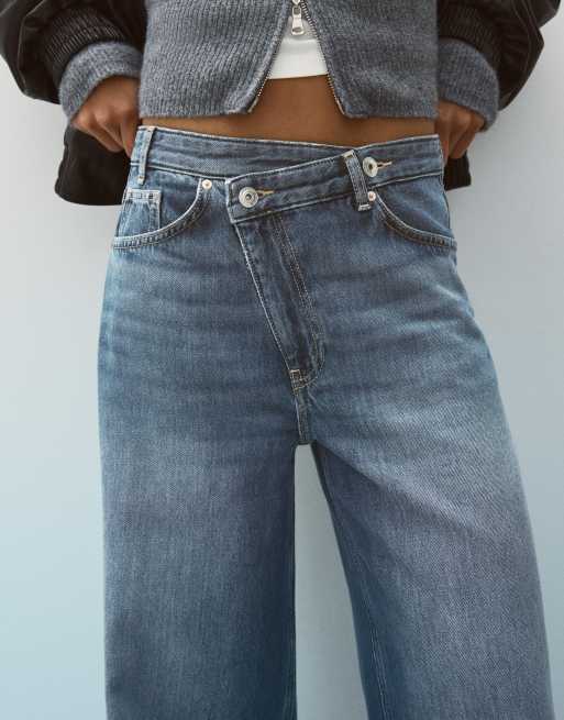 Bershka vida jeans med korsad midja i marinblått, 2 av 5