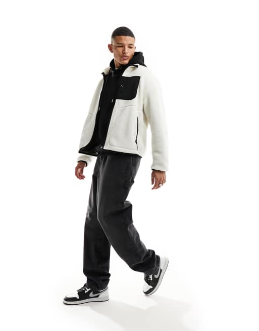 Bershka – Vit cargojacka i teddy med kontrasterande ficka, 4 av 4
