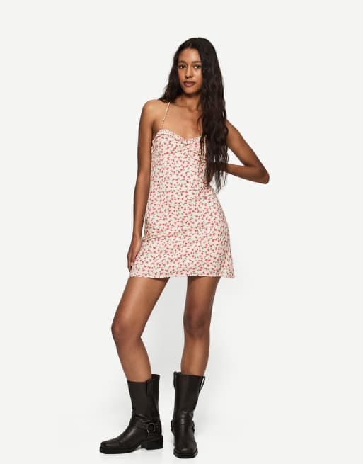 Bershka – Vit, mönstrad miniklänning med axelband  