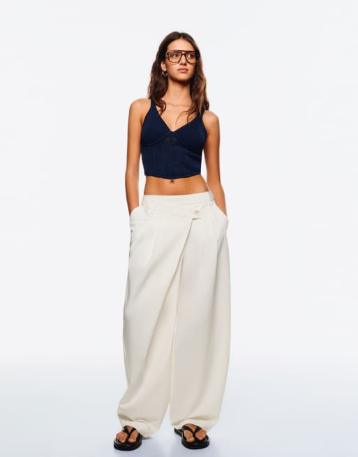 Bershka – Vita, figursydda byxor med omlottmidja