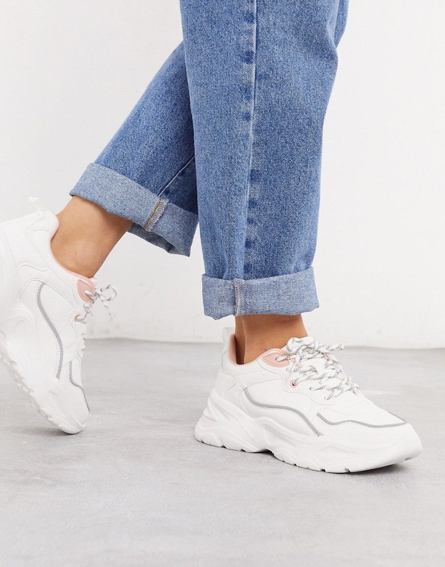 Bershka – Vita grova sneakers med grå och rosa detaljer