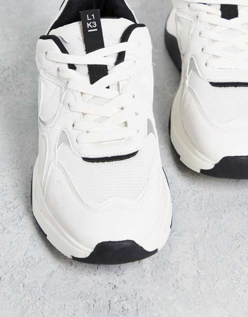 Bershka – Vita, grova sneakers med svart sula och detaljer, 3 av 4
