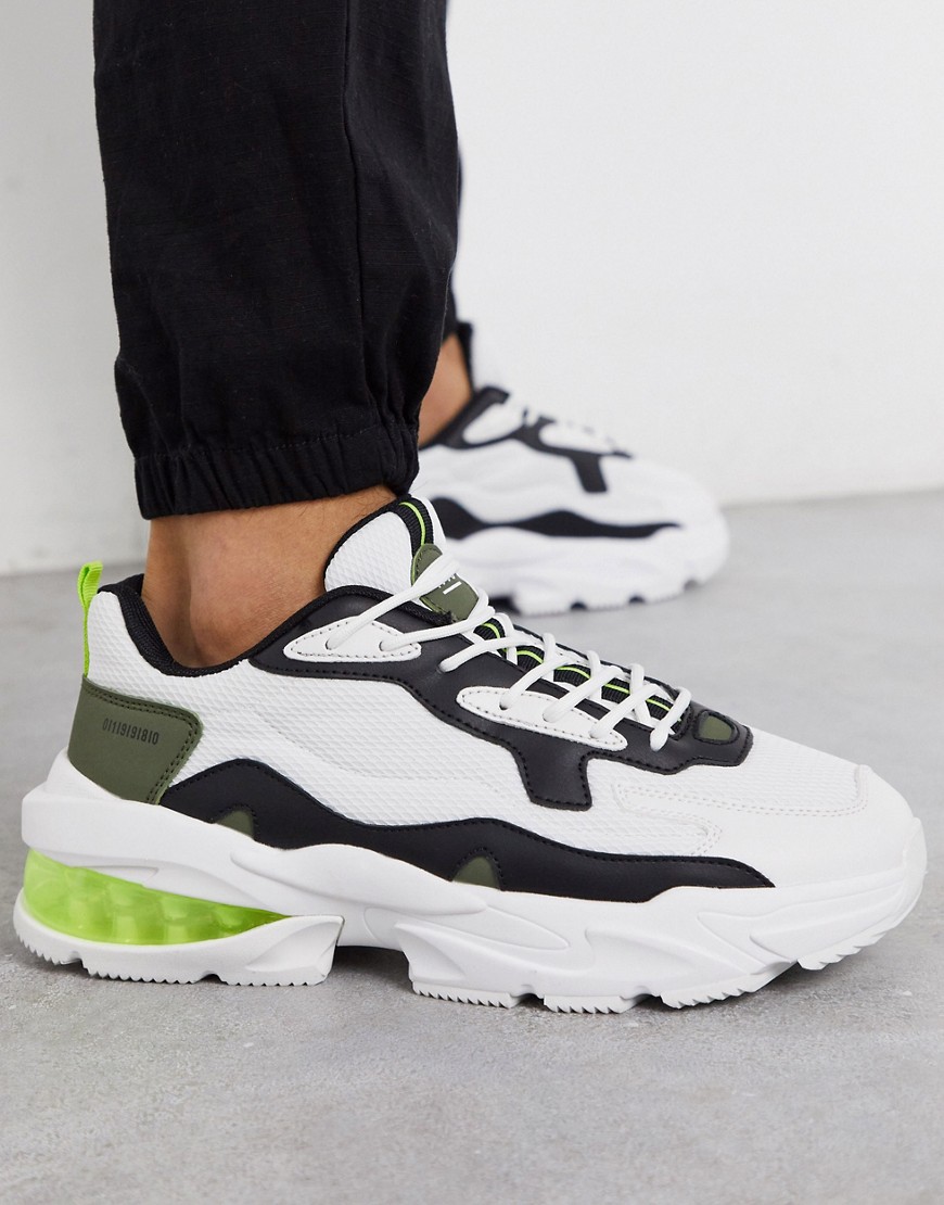 Bershka – Vita, grova sneakers med svarta och gröna detaljer