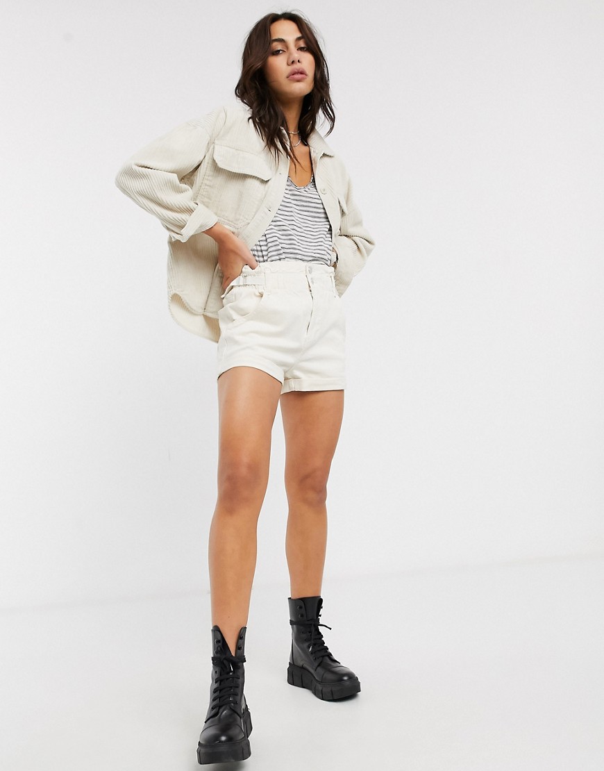 Bershka – Vita shorts med hög, elastisk midja och uppvikt nederkant
