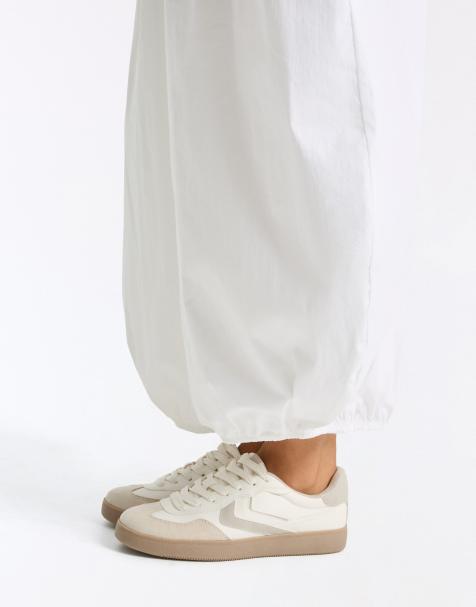 Bershka – Vita sneakers i retrostil - view 1