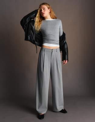 Bershka - Voluminöse Hose aus doppeltem Stoff in Hellgrau