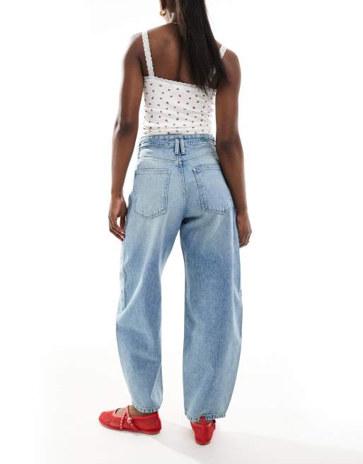 Bershka – Vorne gebundene Barrel-Leg-Jeans in mittelblauer Waschung